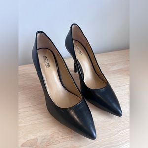 Like New Michael Kors Black Pumps